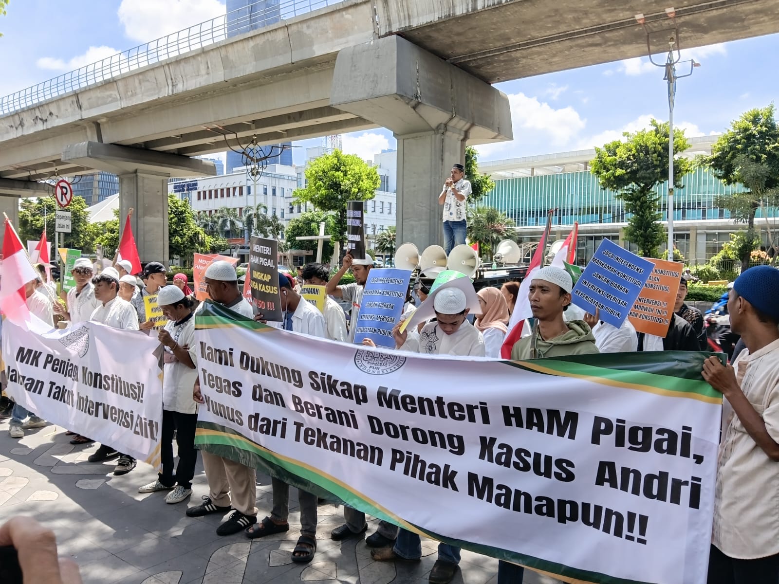 Unjuk rasa Forum Ukhuwah Islamiyah Indonesia mendukung langkah Menteri HAM Natalius Pigai (SinPo.id/ Dok. Pribadi)