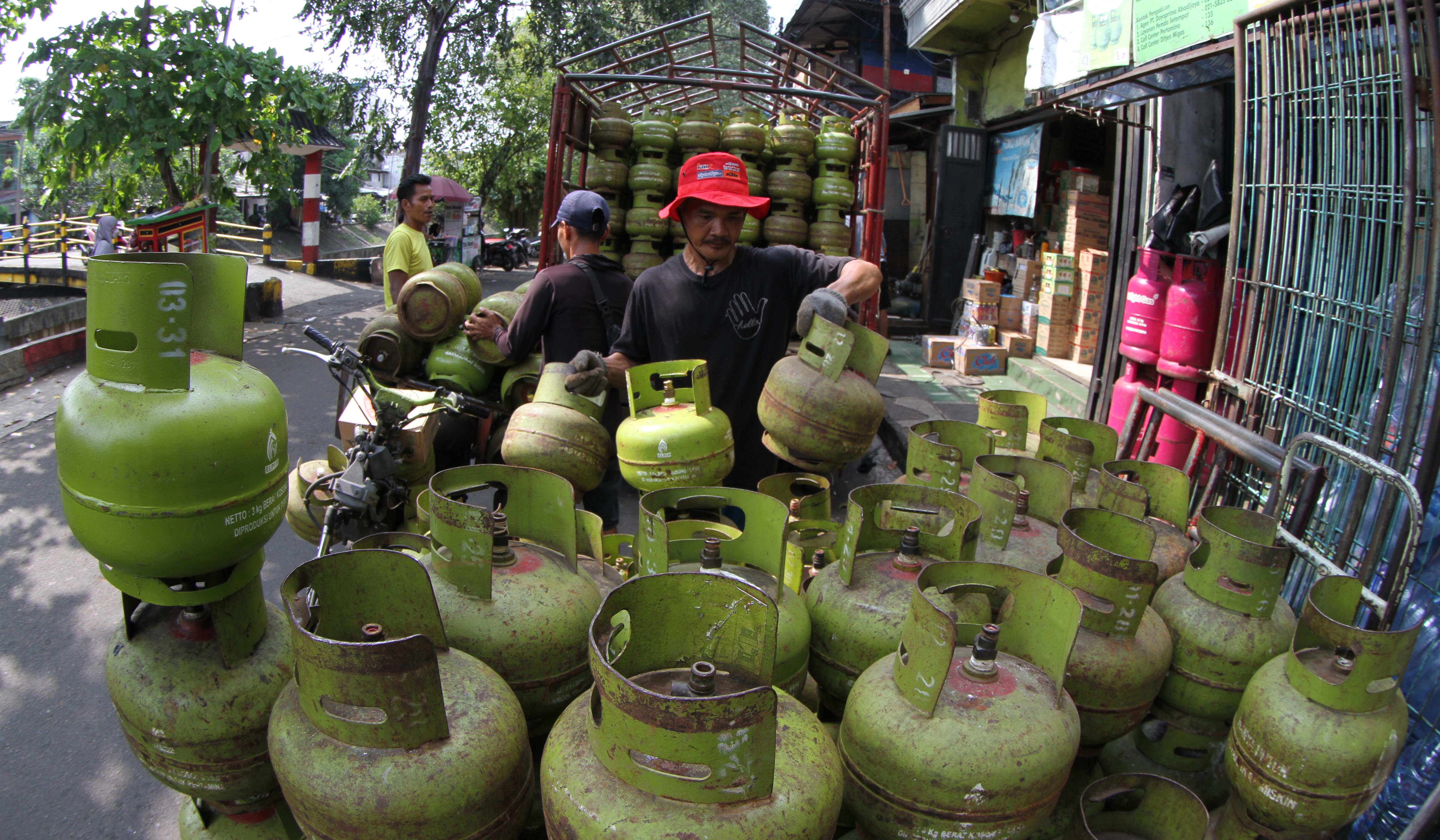 Pekerja menurunkan LPG 3 kg di Agen LPG Palmerah. (Agus Priatna/SinPo.id)