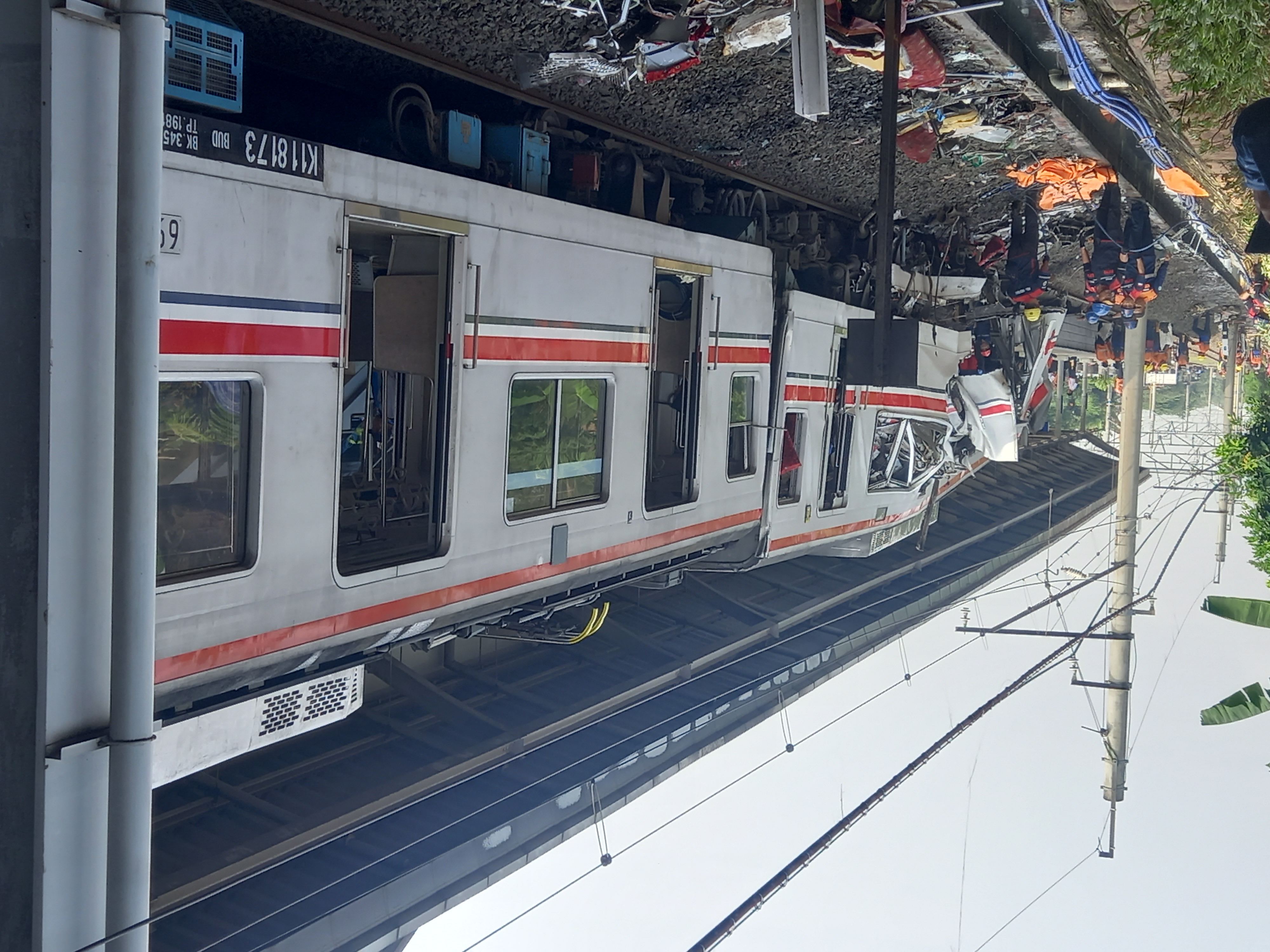 Gerbong KRL yang ditabrak KA Jarak Jauh (SinPo.id/Firdausi)