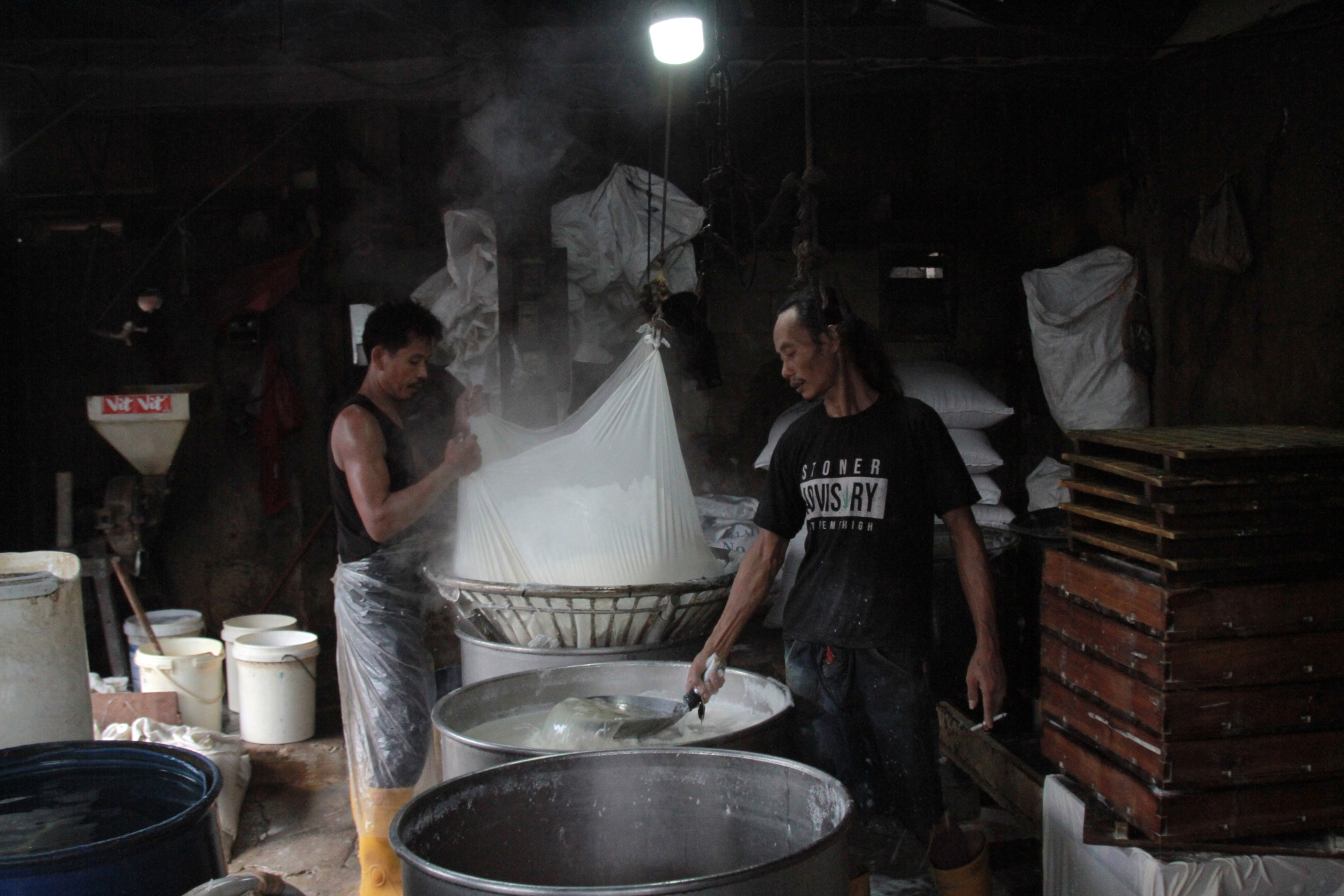 Pekerja pabrik tahu di Srengseng (SinPo.id/ Ashar)