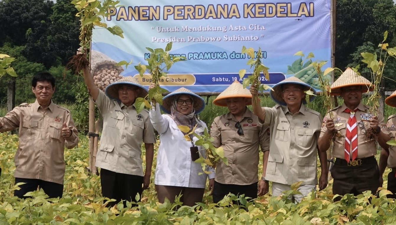 Panen perdana kedelai. Istimewa