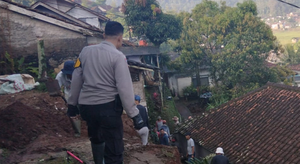 Petugas dan warga kerja bakti membersihkan sisa longsor di Sumedang (SinPo.id/ Humas Polri)