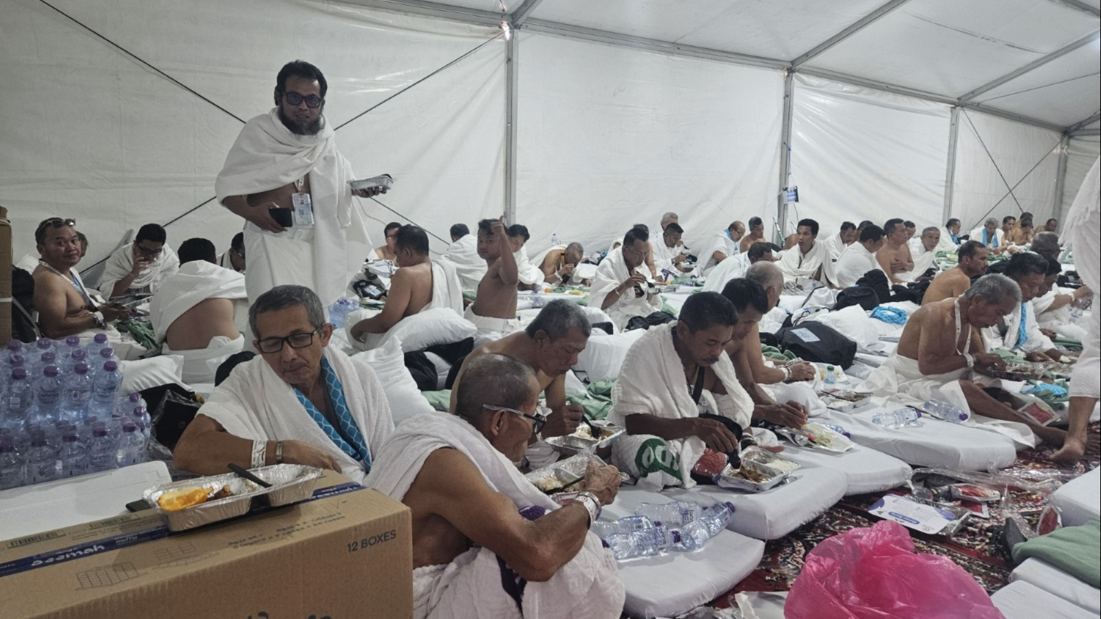 Jemaah Haji Indonesia sedang menyantap makanan. (SinPo.id/Kemenag)