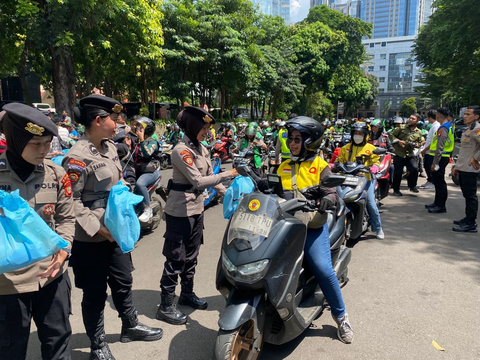 Polda Metro Jaya salurkan bantuan sembako bagi pengemudi ojol (SinPo.id/Dok.PMJ)