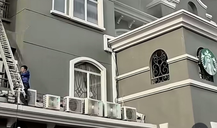 Proses evakuasi kebakaran apartemen menggunakan tangga darurat (SinPo.id/Tangkapan layar)