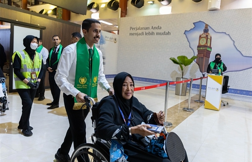 Ilustrasi petugas haji melayani jemaah. (SinPo.id/dok. Kemenhaj)