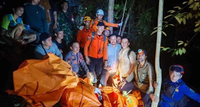 Tim Basarnas mengevakuasi korban jatuhnya Helikoper. (SinPo.id/dok. Tim SAR)