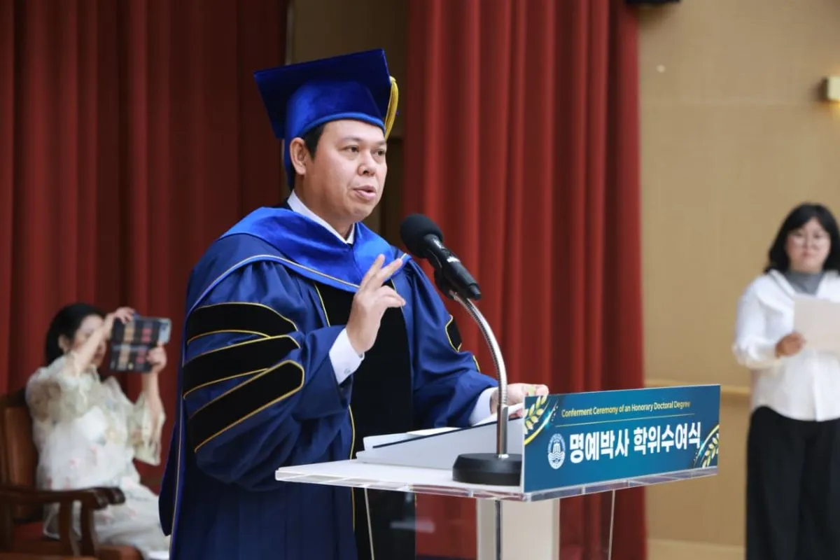 Ketua DPD RI Sultan Bachtiar Najamudin resmi menerima gelar Doktor Honoris Causa (Dr. HC) dari Korea Maritime and Ocean University. (SinPo.id//Dok. Pribadi)