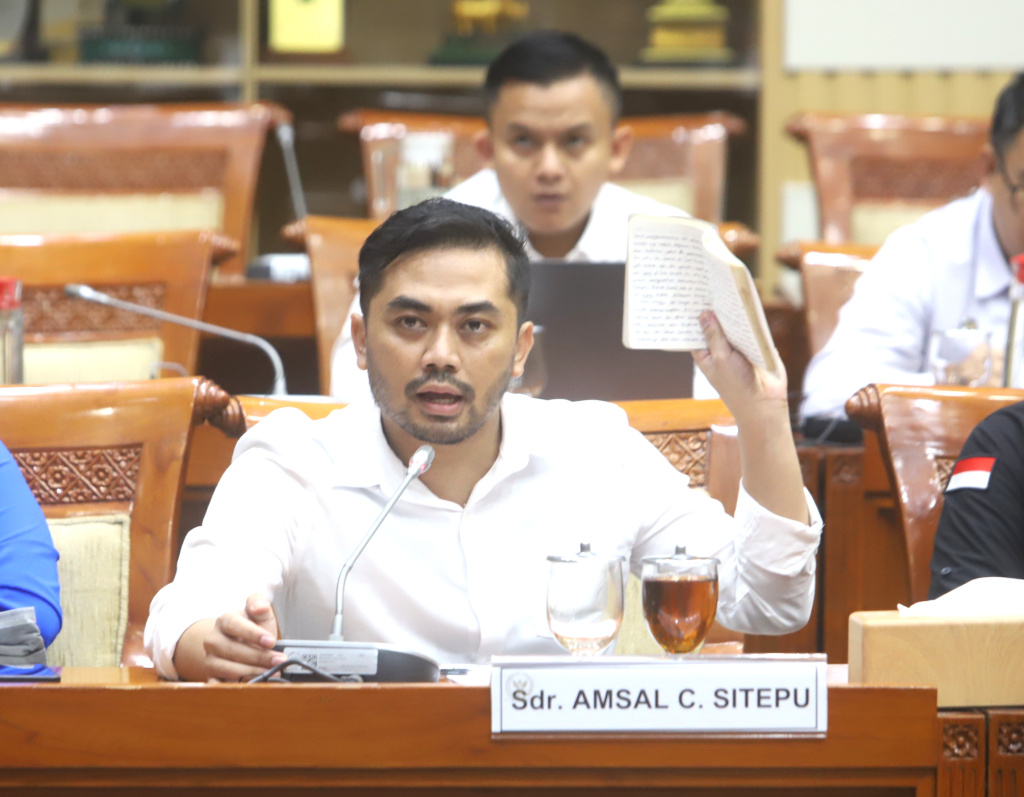 Komisi III DPR menggelar RDP dengan Kajati Sumut,Kajari, JPU Kab Karo dan Ketua Komisi Kejaksaan membahas kronologi kasus korupsi Mark up video profil desa pekerja kreatif videografer Amsal Christy Sitepu (Ashar/SinPo.id)