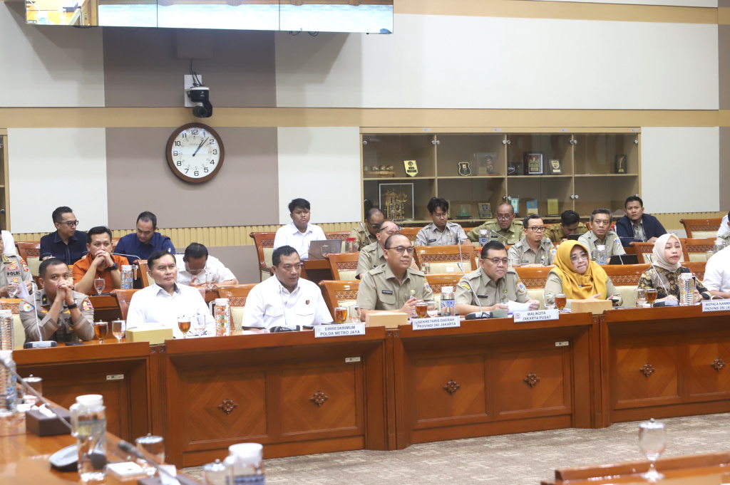 Komisi III DPR menggelar RDPU dengan Pemprov DKI Jakarta membahas sengketa tanah dengan warga yang berada di Jalan Danau Limboto Benhil (Ashar/SinPo.id)