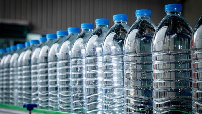 Ilustrasi air minum dalam kemasan. (SinPo.id/Shutterstock)