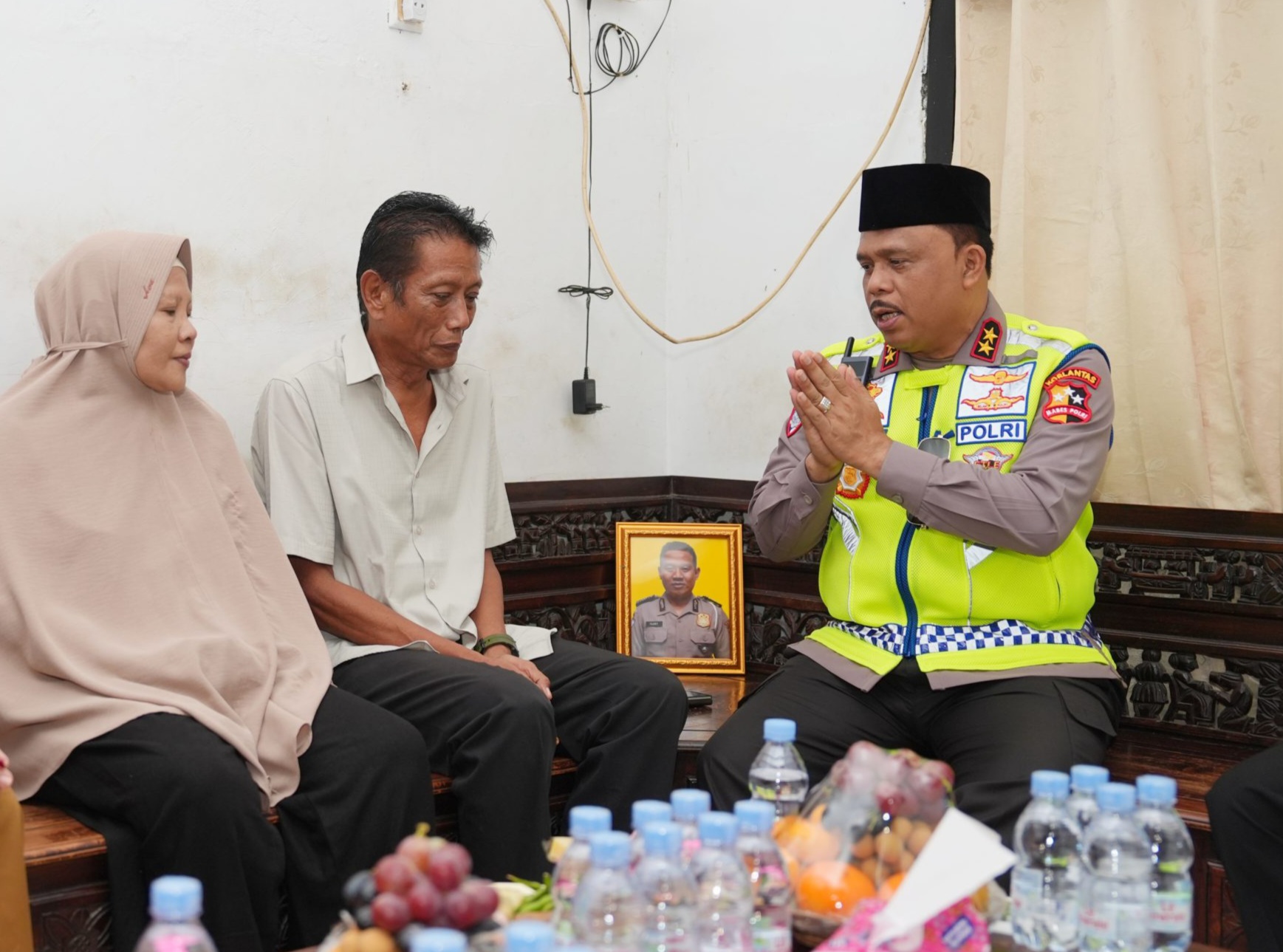 Kakorlantas Polri saat menyambangi keluarga Bripka Fajar (SinPo.id/Dok.Polri)