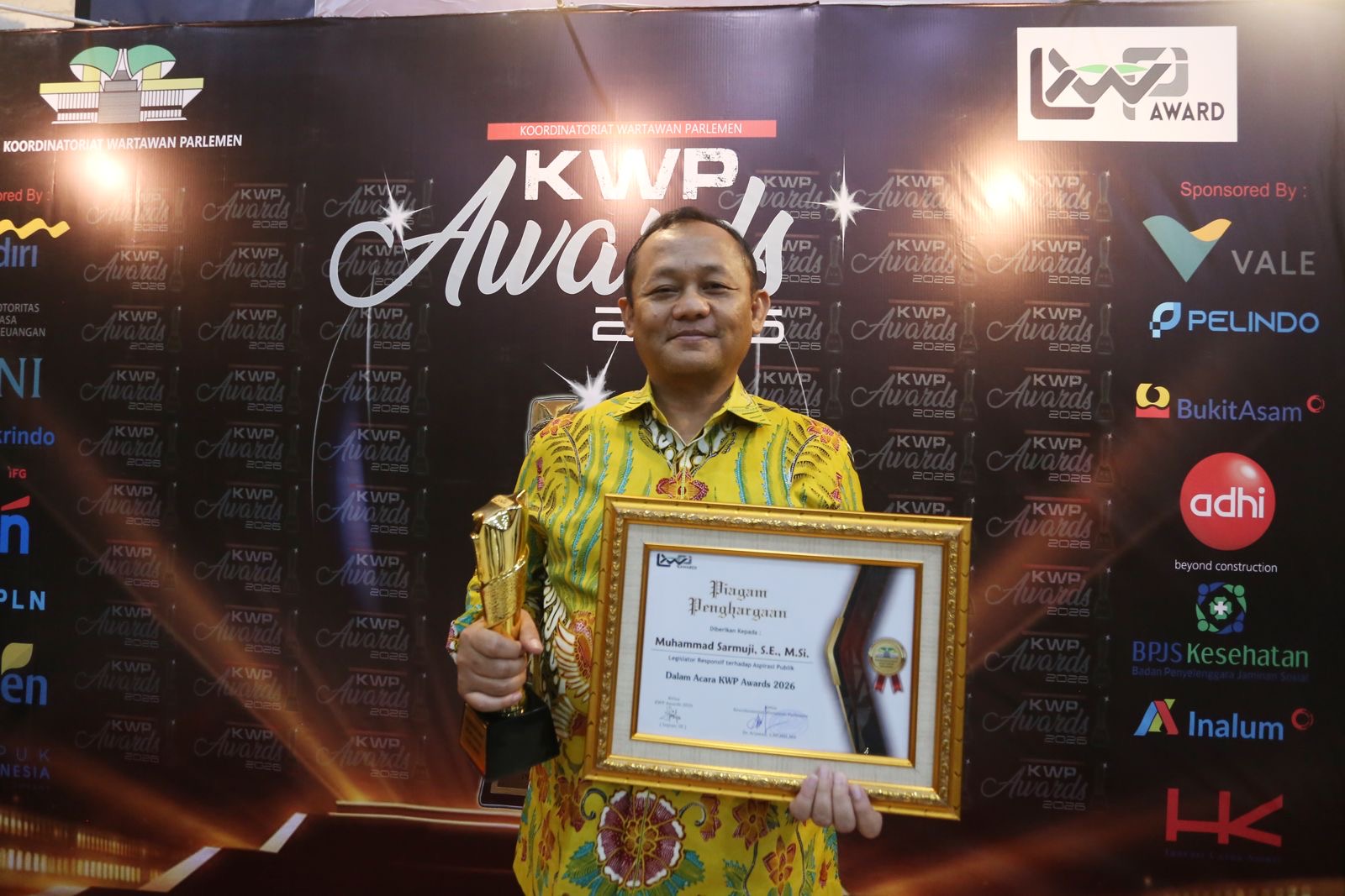 Ketua Fraksi Partai Golkar DPR RI Muhammad Sarmuji menerima penghargaan KWP Award 2026. Istimewa