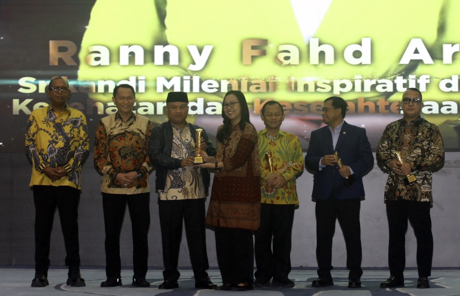 Wakil Ketua Komisi XIII DPR RI Sugiat Santoso menerima penghargaan KWP Award 2026. Istimewa