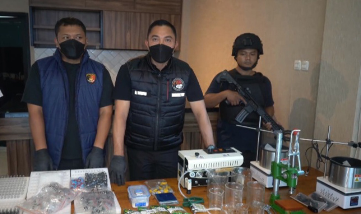 Pengungkapan laboratorium vape narkoba di Tangerang (SinPo.id/Dok.PMJ)