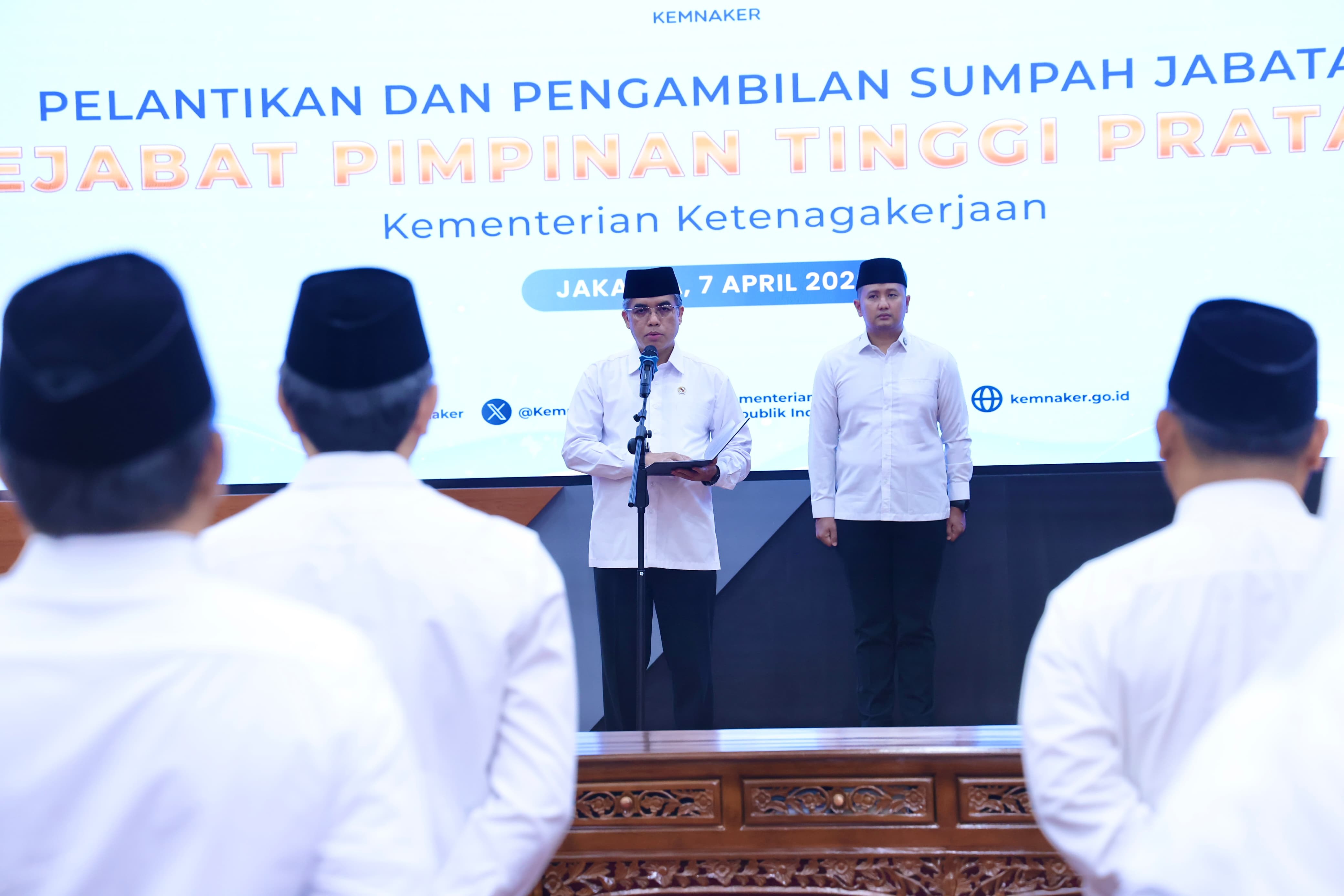 Menaker Yassierli melantik 12 pejabat Kemnaker (SinPo.id/ Dok. Kemnaker)