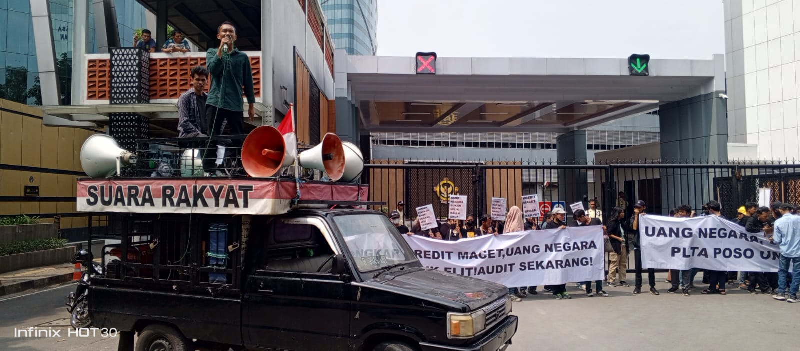 Massa gelar aksi di depan Gedung BPK RI (Sinpo.id)