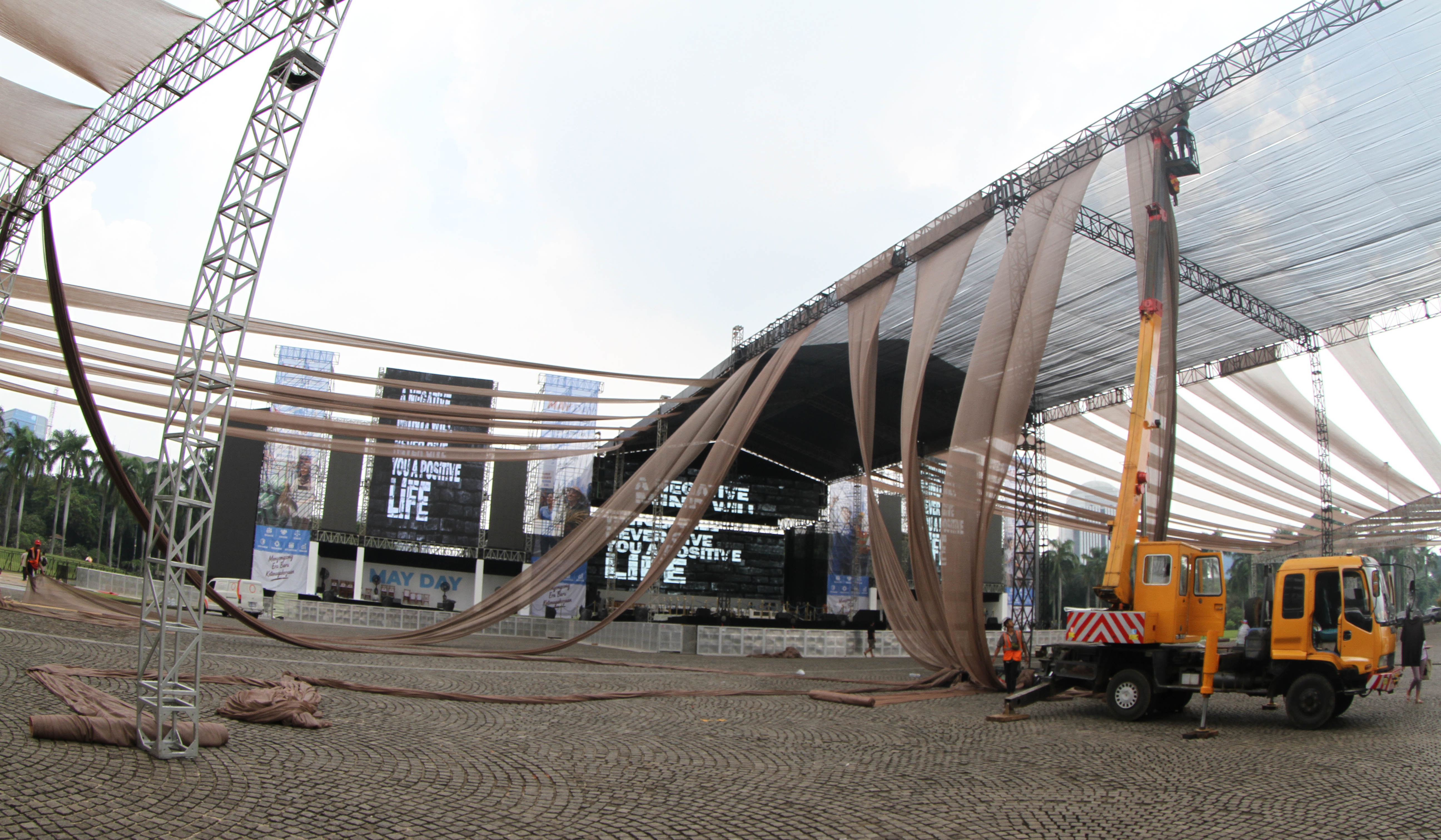 Persiapan jelang puncak hari buruh di kawasan Monas. (Agus Priatna/SinPo.id)