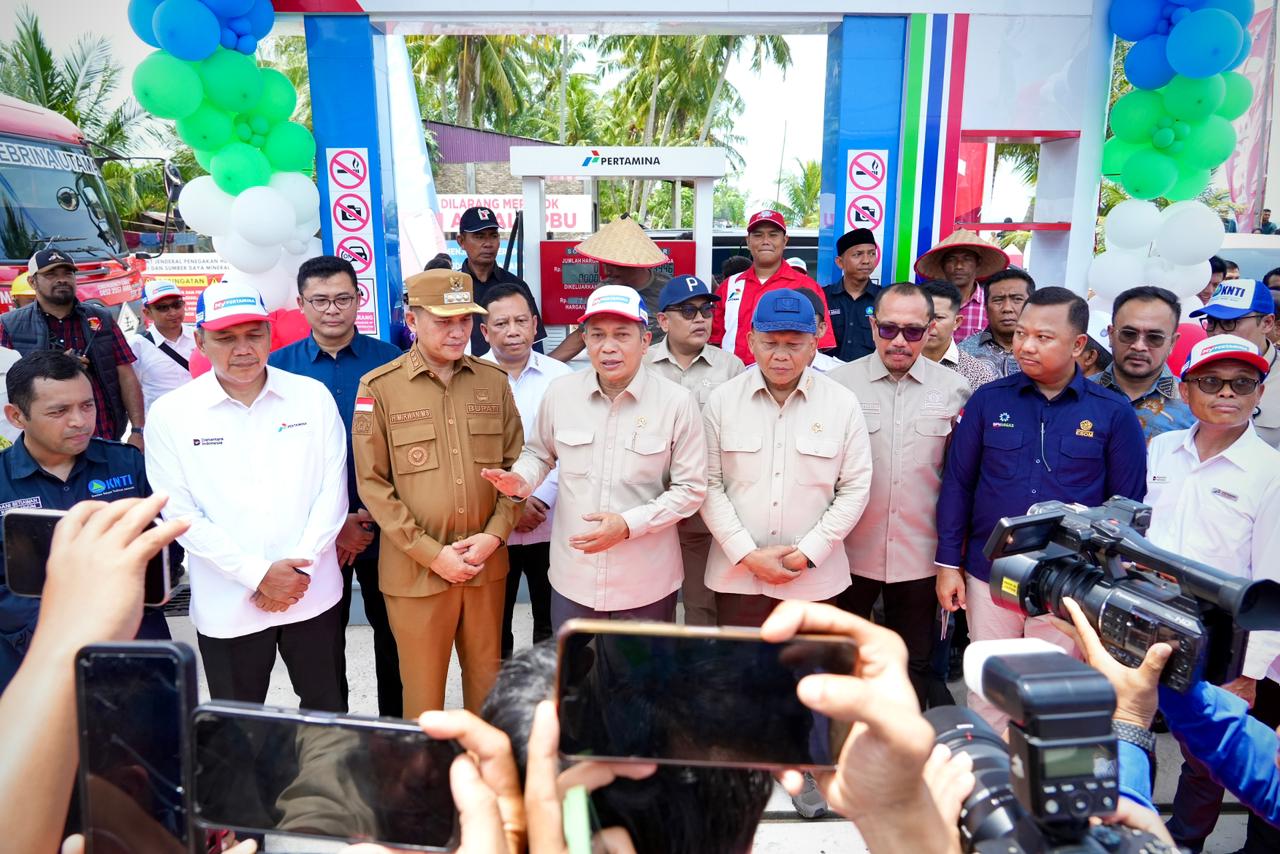 Menteri Koperasi RI Ferry Juliantono meresmikan SPBU Nelayan berbasis koperasi di Aceh Selatan (SinPo.id/ Dok. Kemenkop)