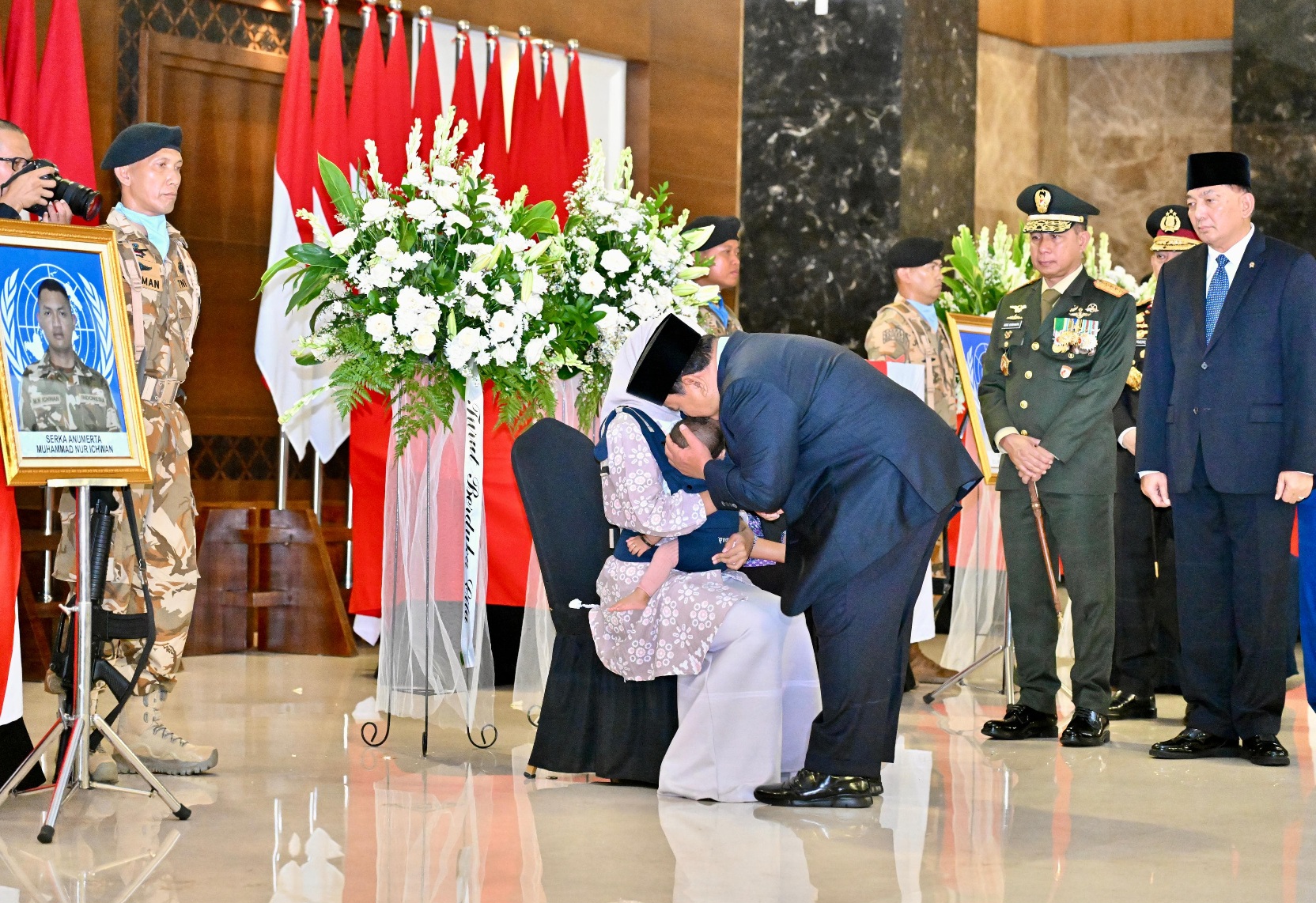 Momen Haru Prabowo Peluk dan Cium Putra Prajurit TNI yang Gugur di Lebanon (SinPo.id/Biro Setpres)