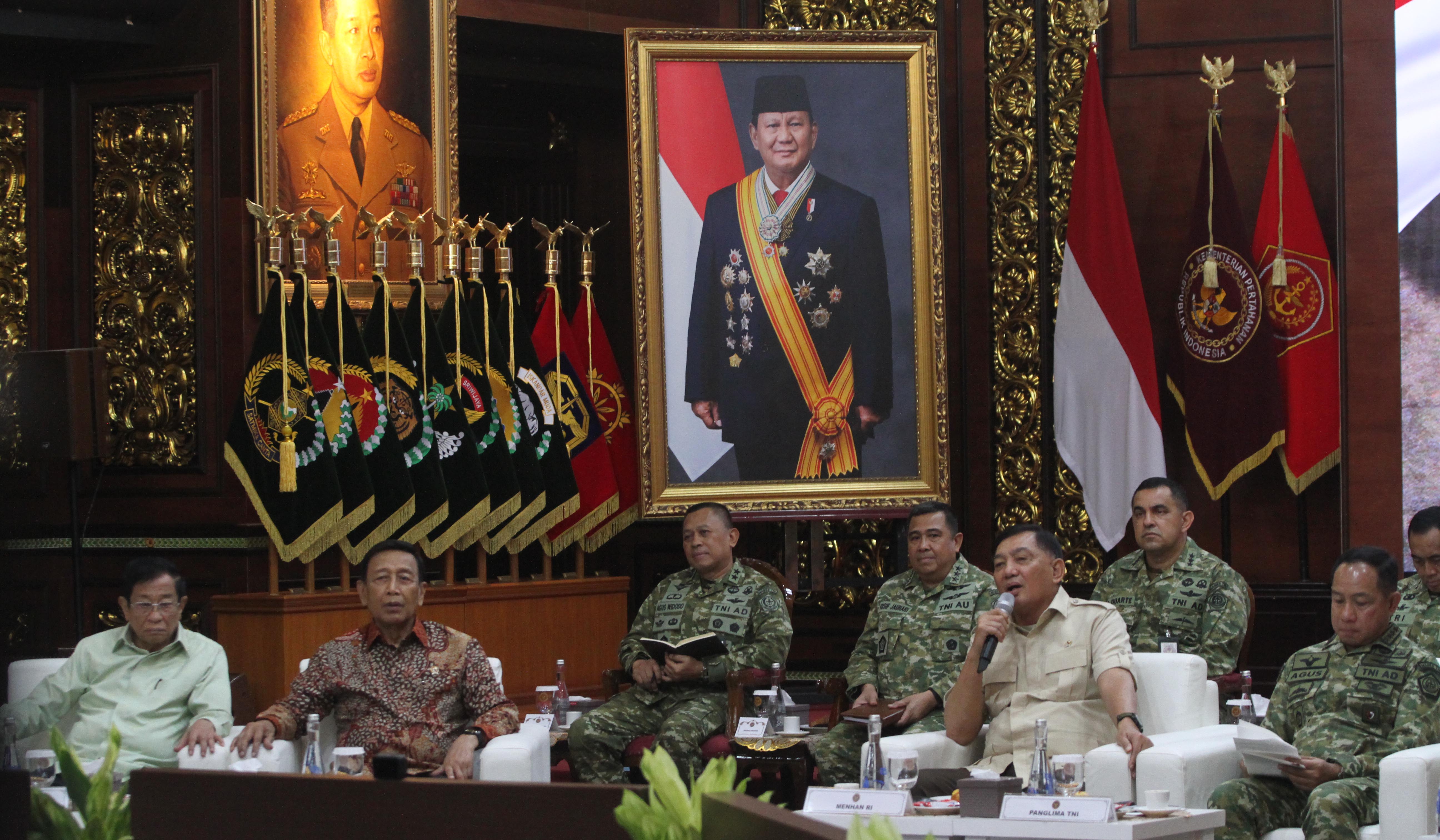 Menhan kumpulkan para mantan Panglima TNI. (Agus Priatna/SinPo.id)