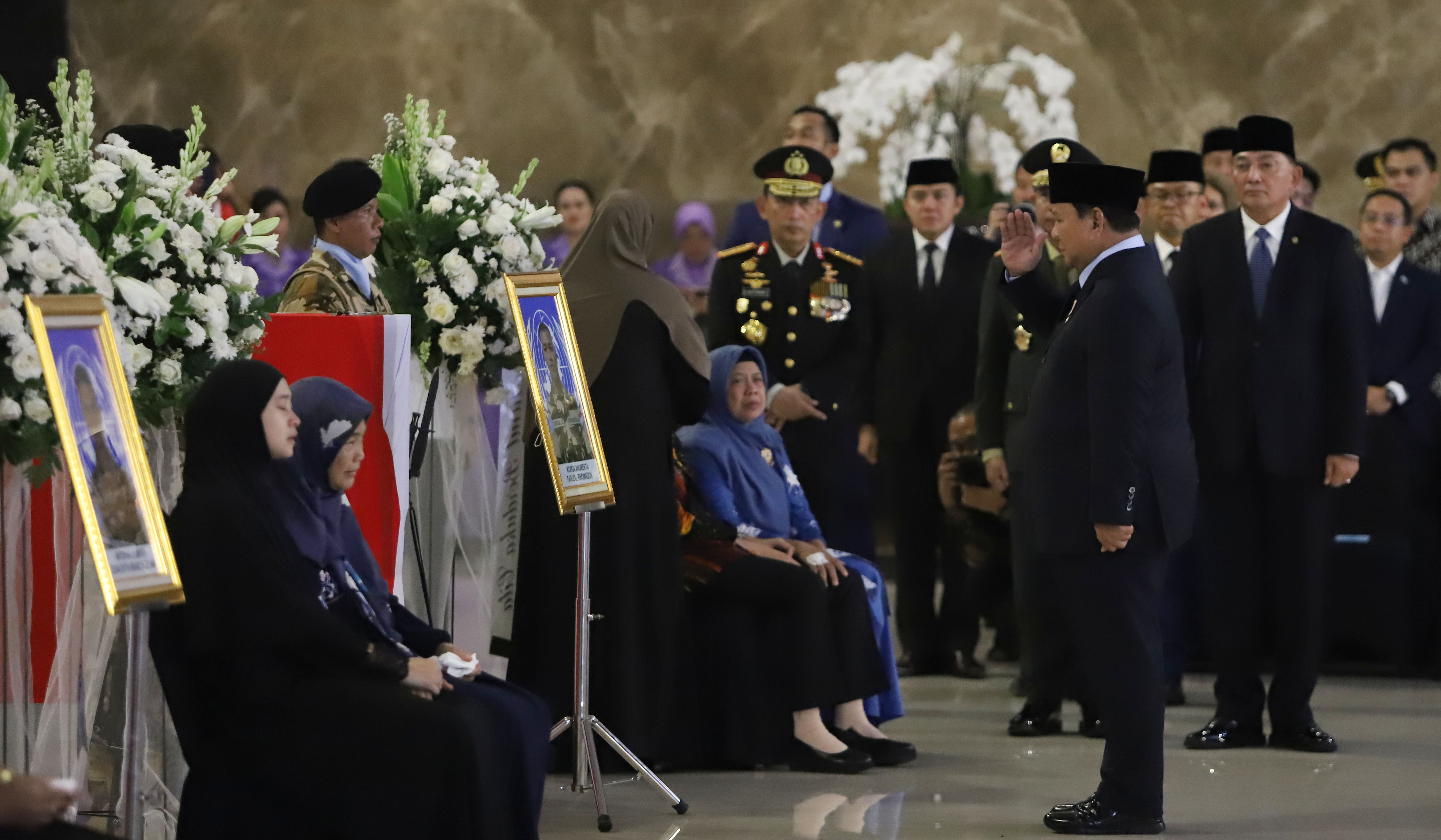 Prabowo pimpin penghormatan 3 prajurit TNI yang Gugur. (Agus Priatna/SinPo.id)