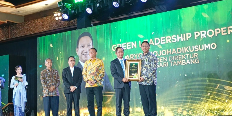 Dirut Arsari Tambang, Aryo Djojohadikusumo menerima penghargaan Green Leadership Proper dari KLHK RI (Sinpo.id/tim media)