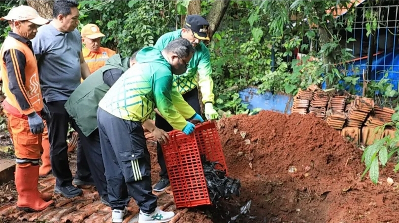 Ilustrasi tim Pemprov DKI menguburkan ikan sapu-sapu. (SinPo.id/dok. BeritaJakarta)