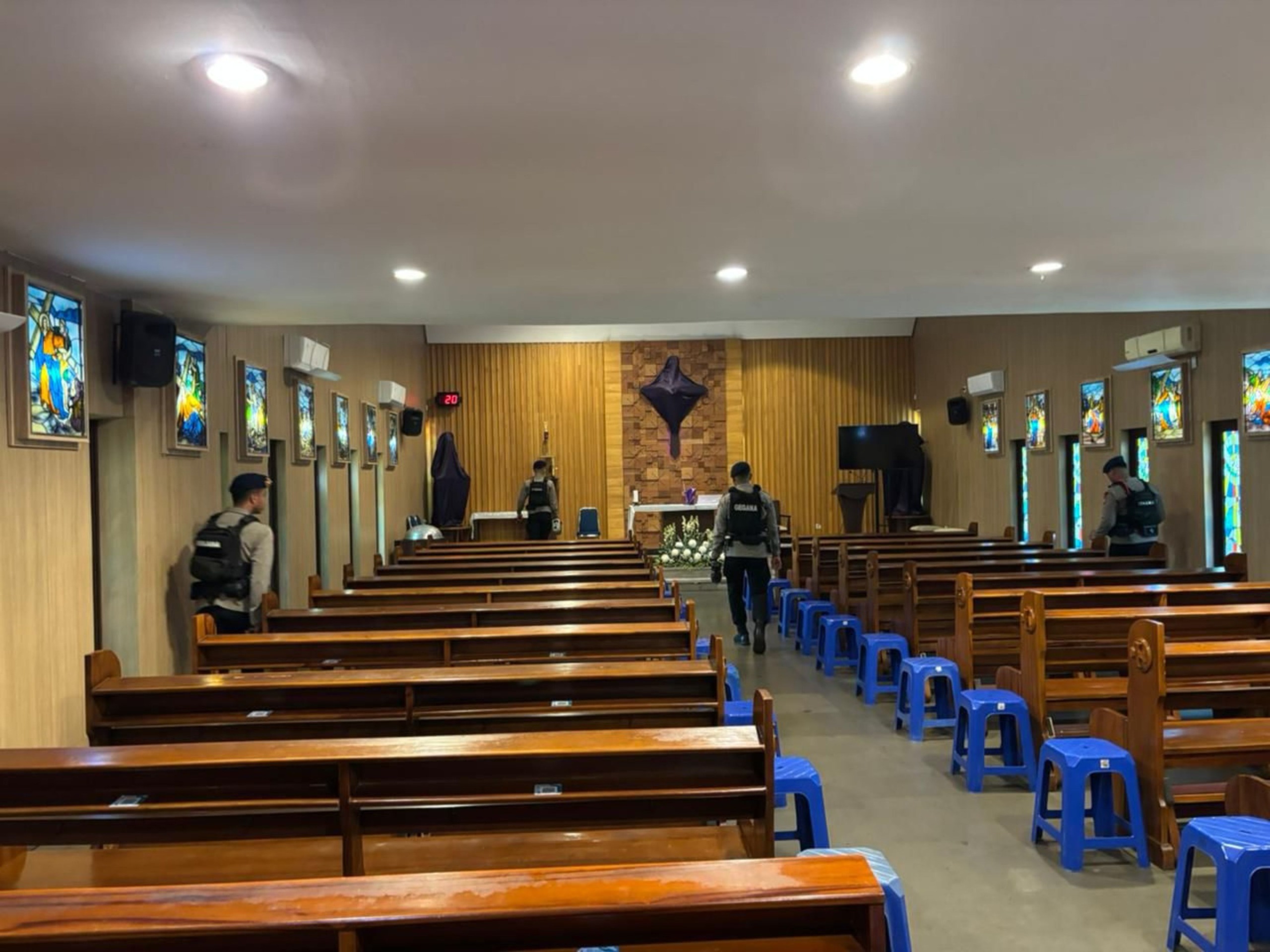 Gegana Polda Metro lakukan sterilisasi Gereja (SinPo.id/ Humas Polda Metro Jaya)