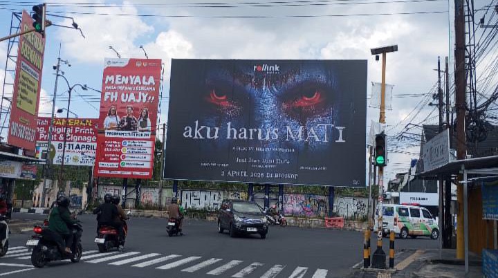 Baliho promosi Film Horor 'Aku Harus Mati' di Jalan (SinPo.id/X)