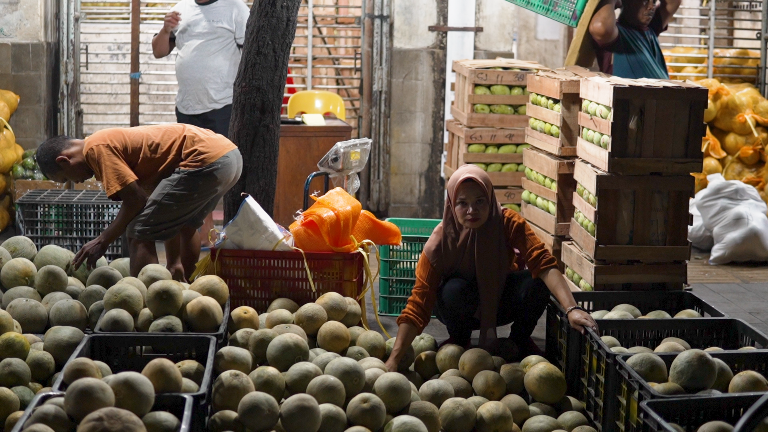 Pedagang Melon di Pasar Gede Solo (SinPo.id/Bakim RI)