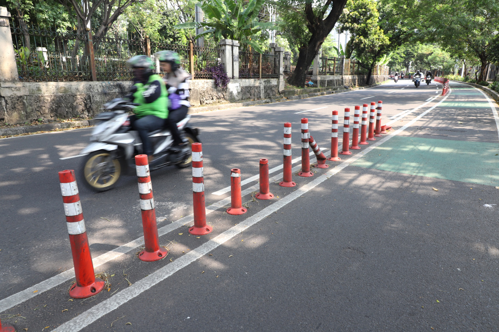 Sejumlah pembatas cone sepeda mengalami kerusakan parah dan terbengkalai di Palmerah (Ashar/SinPo.id)