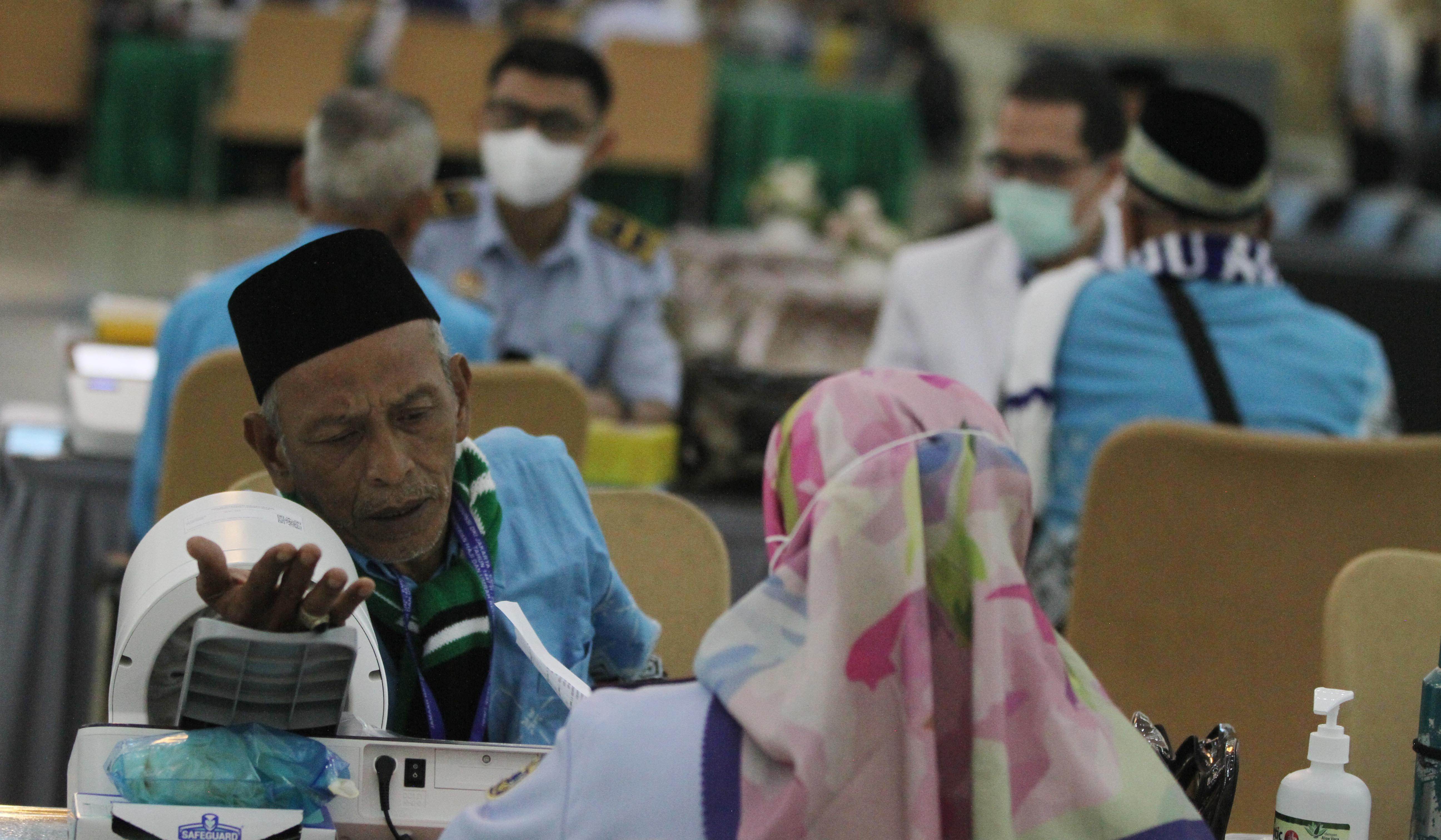 Pemeriksaan kesehatan calhaj di Asrama Haji Pondok Gede. (Agus Priatna/SinPo.id)