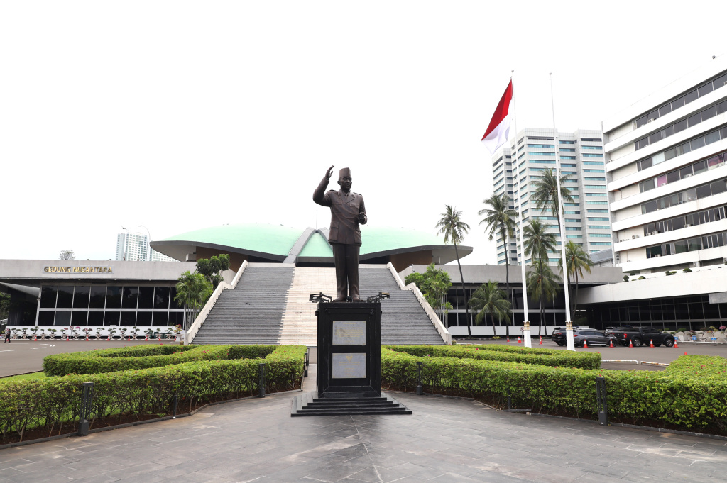 terlihat suasana sepi di kompleks parlemen sejumlah pegawai sedang menjalankan penerapan bekerja dari rumah (WFH) (Ashar/SinPo.id)