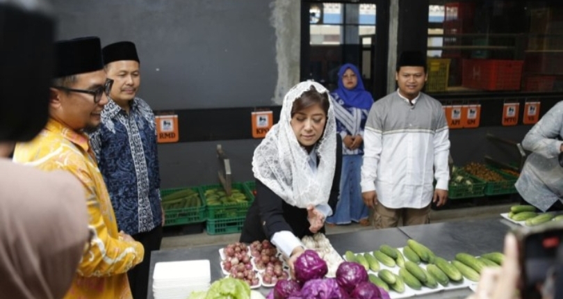 Menkomdigi Meutya Hafid mengunjungi Koperasi Al Ittifaq (SinPo.id/ Dok. Komdigi)