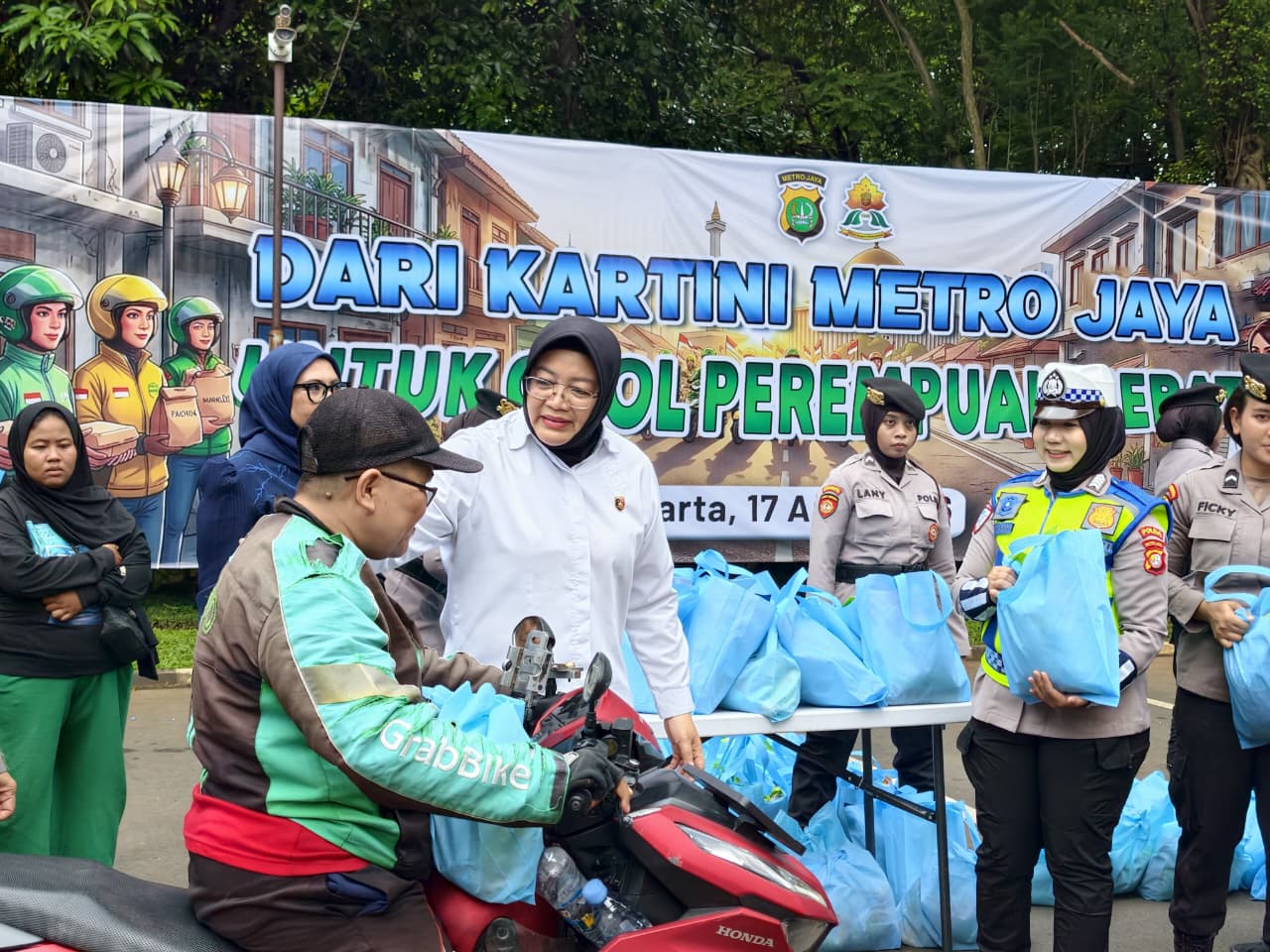 Polda Metro Jaya menggelar kegiatan Jumat Peduli (SinPo.id/Dok.PMJ)