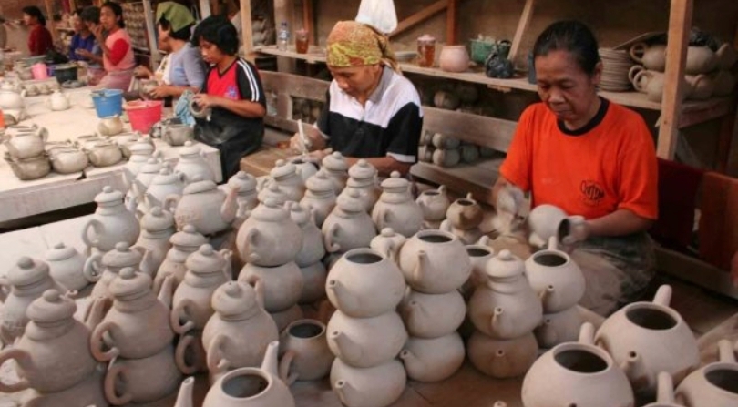 Ilustrasi para pengrajin IKM sektor keramik (SinPo.id/ Dok. Kemenperin)