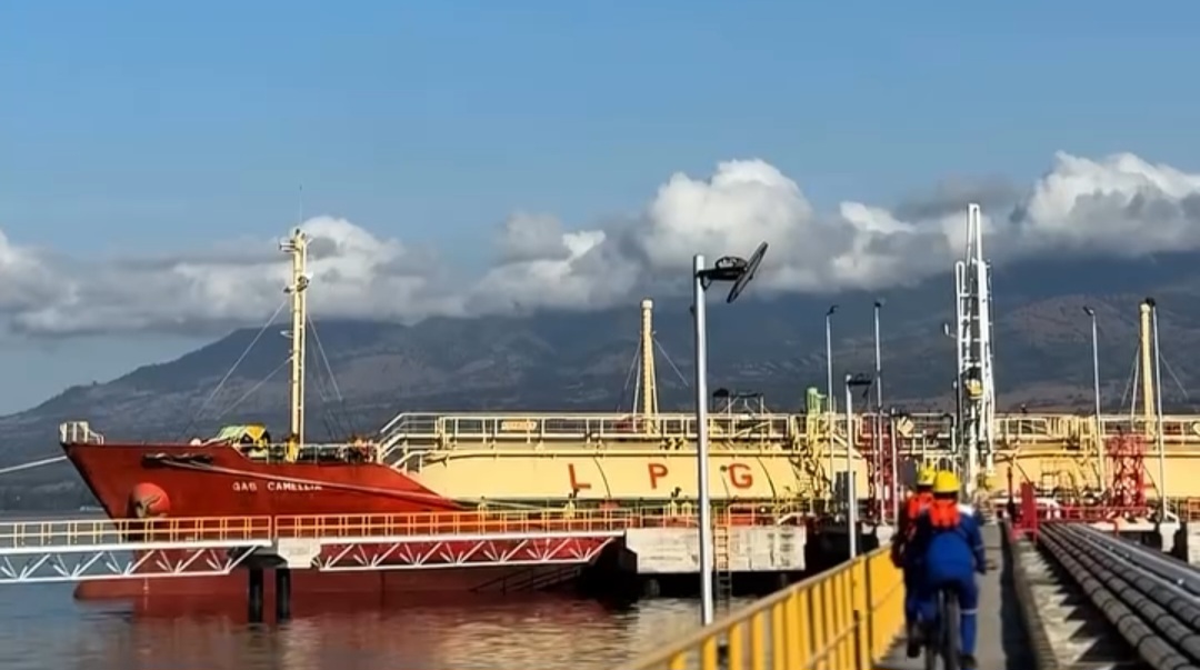 Kapal LPG Gas Camellia bersandar di Integrated Terminal Bima (SinPo.id/Bakom RI)