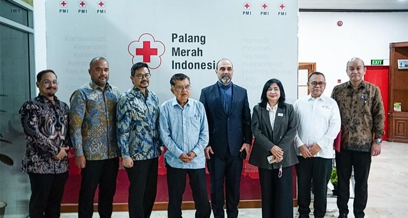 Ketua Umum PMI Jusuf Kalla dan pihak Kedubes Iran. (SinPo.id/dok. PMI)