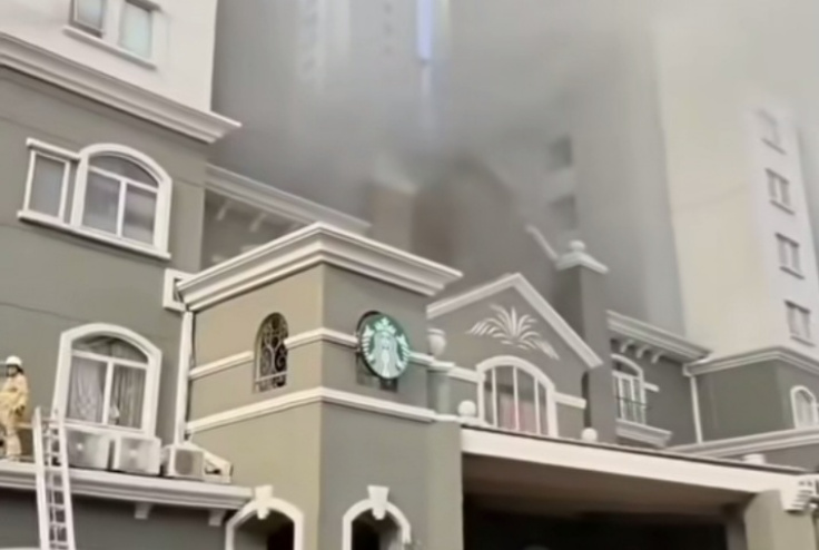 Proses evakuasi kebakaran apartemen menggunakan tangga darurat (SinPo.id/Tangkapan layar)