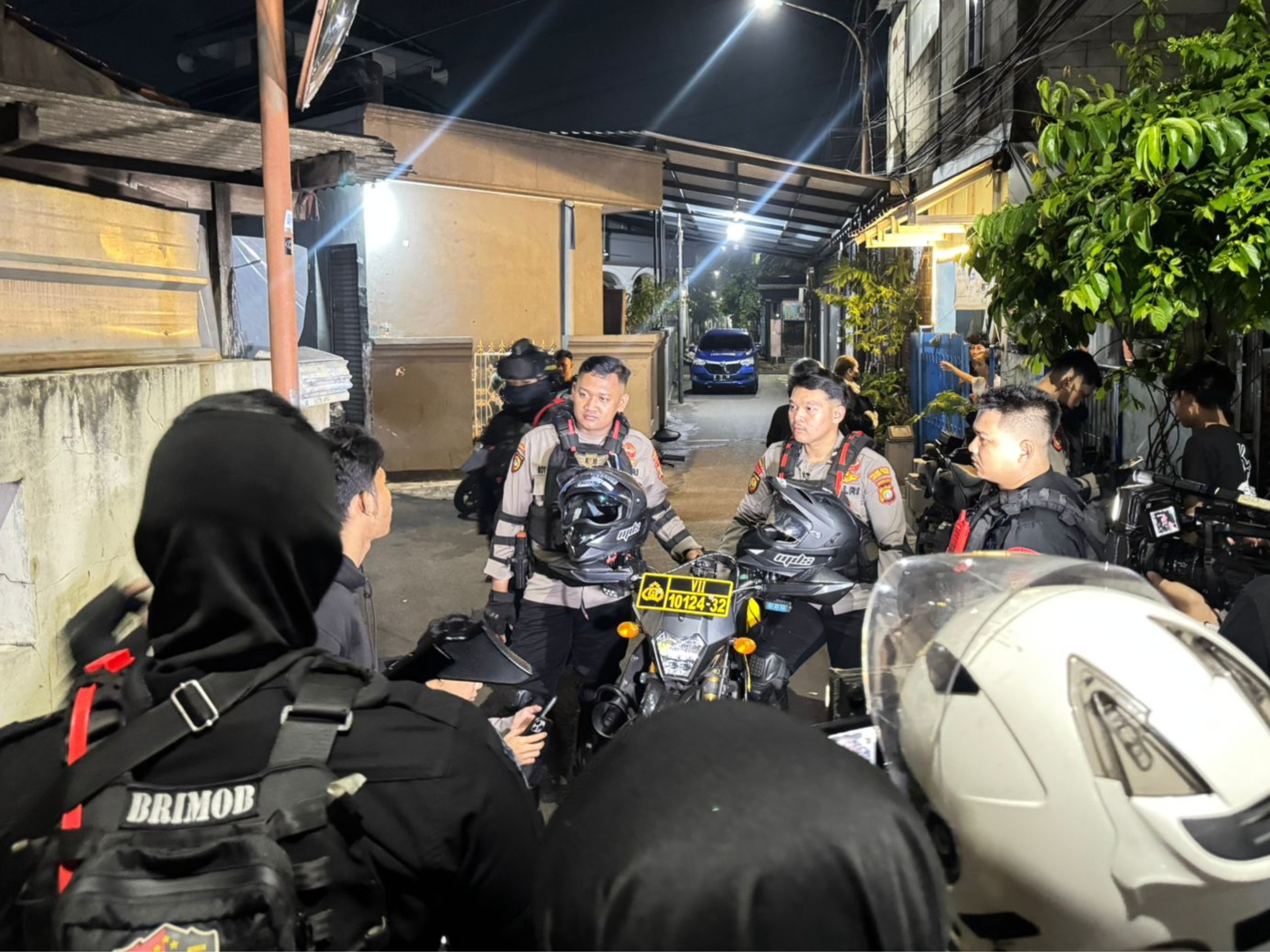 Tim patroli saat mengamankan remaja pesta miras (SinPo.id/Dok.PMJ)