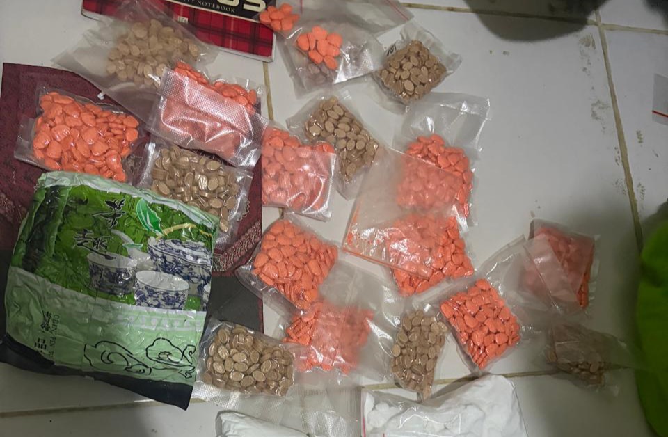 Barang bukti sabu dan ekstasi disita di lokasi (SinPo.id/Dok.PMJ)