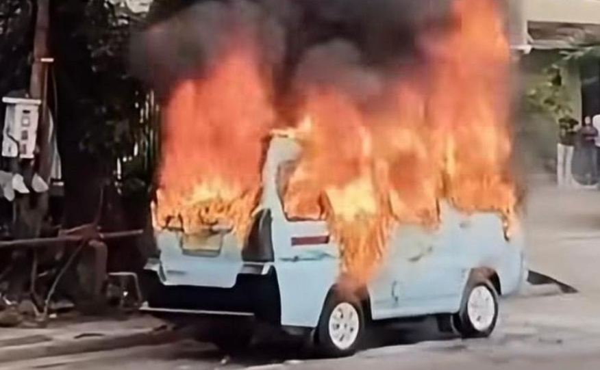 Mobil angkot korban yang dibakar pelaku (SinPo.id/Tangkapan layar)