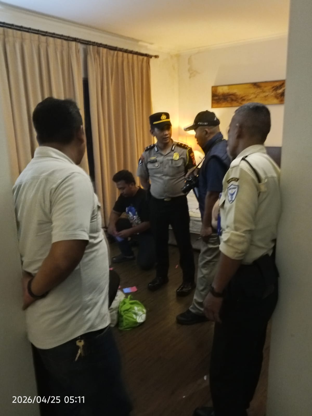 Proses penangkapan WNA China di Hotel Jakarta Utara (SinPo.id/Dok.PMJ)