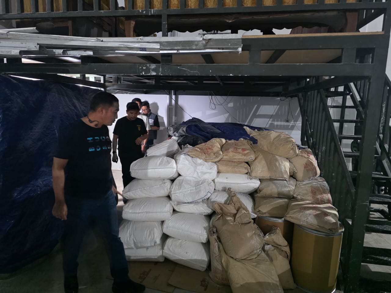 Polisi sita barang bukti bahan baku narkoba dari pabrik rumahan di Semarang (SinPo.id/Dok.PMJ)