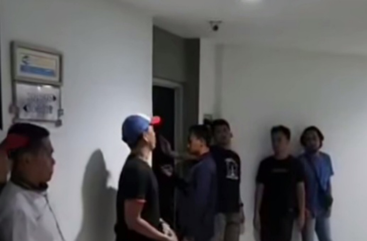 Anggota polisi saat melakukan penangkapan pelaku di Jakut (SinPo.id/Tangkapan layar)