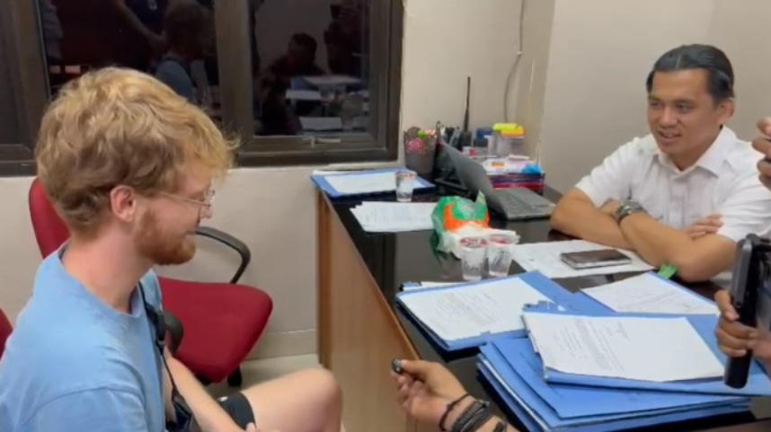 Korban jambret WN Jerman saat membuat laporan polisi (SinPo.id/Dok.Polres Jakpus)