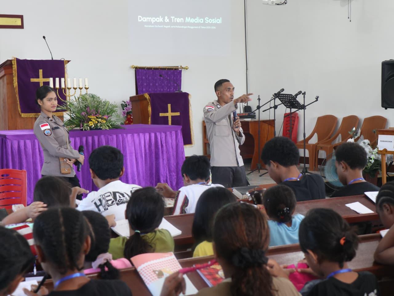 Anggota Polri menghadirkan senyum bahagia bagi anak-anak di Papua (SinPo.id/Dok.Polri)