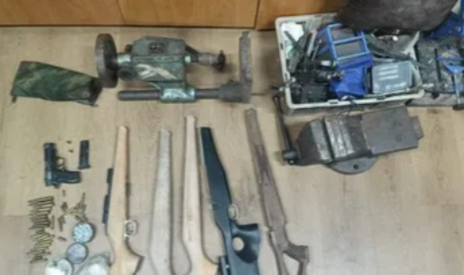 Barang bukti senpi dan peluru ilegal yang disita di lokasi (SinPo.id/Dok.Polri)