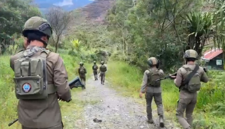 Para anggota saat menggelar patroli humanis di Puncak Jaya (SinPo.id/Dok.Polri)